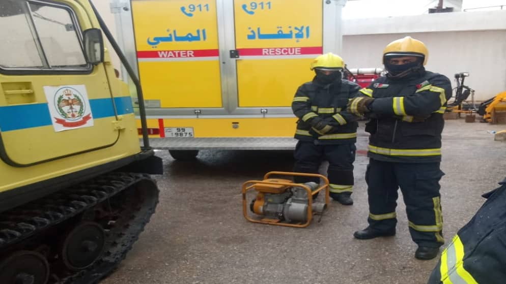 الدفاع المدني يتعامل مع مركبات عالقة وأشخاص محاصرين وحالات شفط مياه خلال المنخفض الأخير