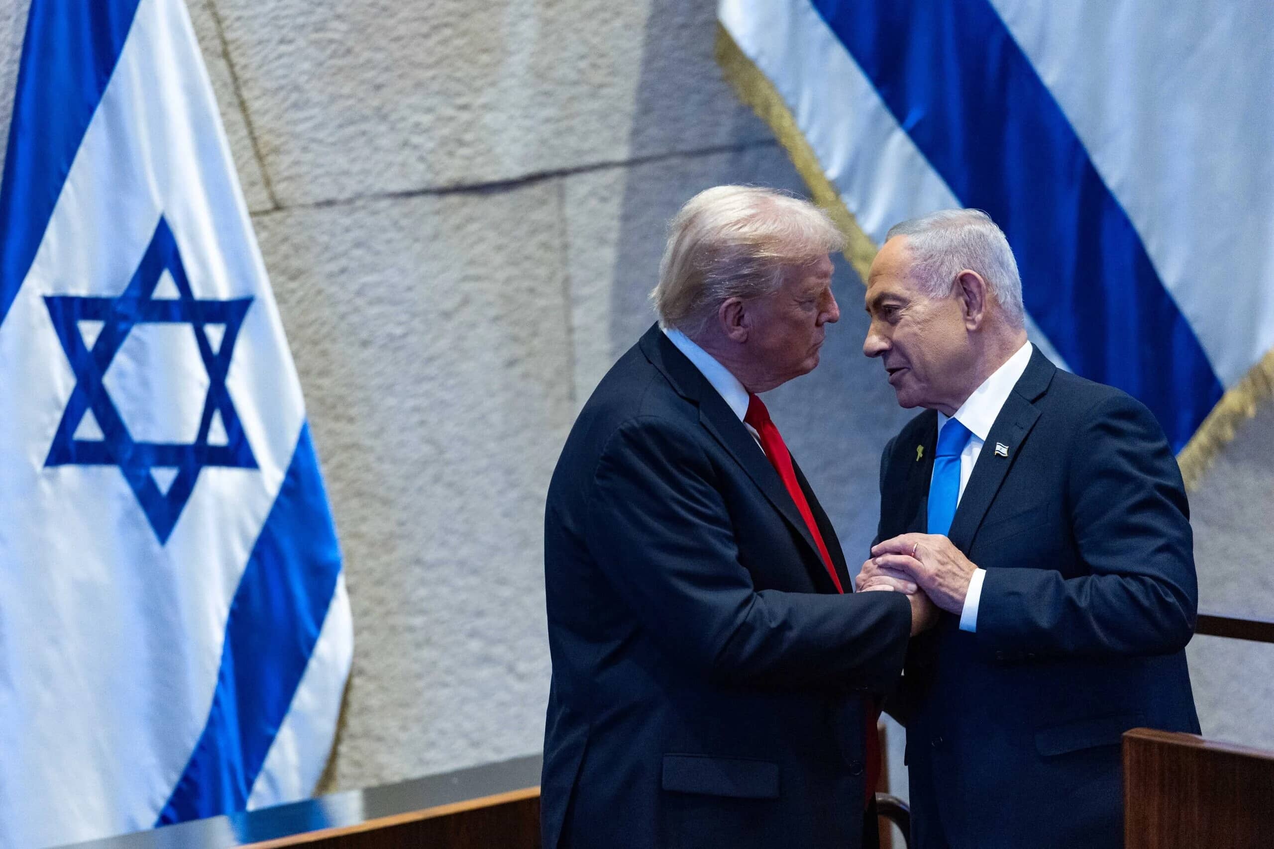 ترمب يهاجم رئيس الاحتلال الإسرائيلي لعدم عفوه عن نتنياهو