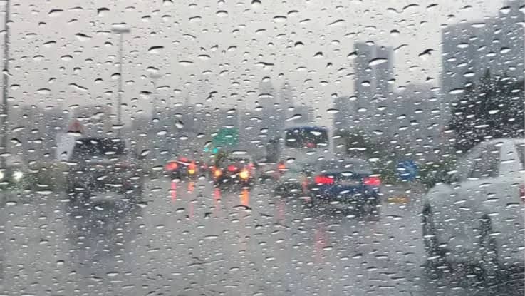 زخات مطرية محتملة وتحذيرات من الغبار والانزلاق في بعض المناطق