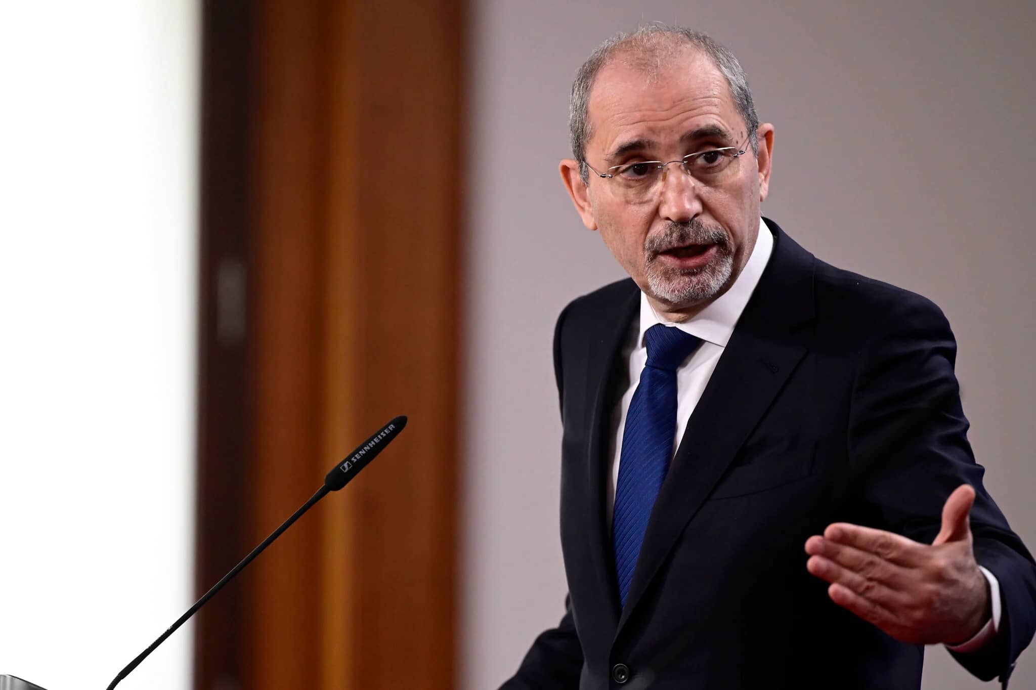 الصفدي ونظيره الفرنسي يبحثان خفض التصعيد ويؤكدان على سيادة لبنان وإدانة الاعتداءات الإيرانية