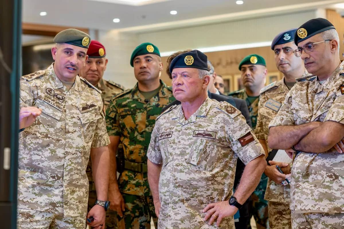 الملك يطلع على تطوير القدرات للقوات المسلحة