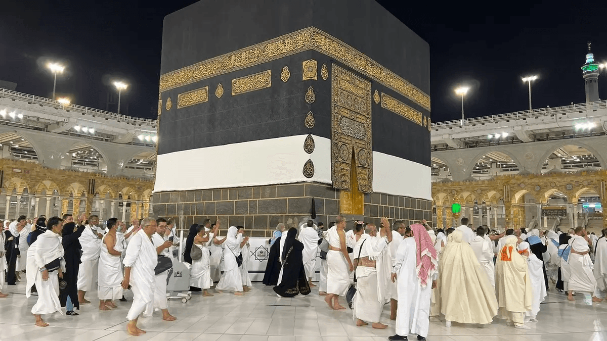 حجاج بيت الله الحرام يؤدون طواف الإفاضة