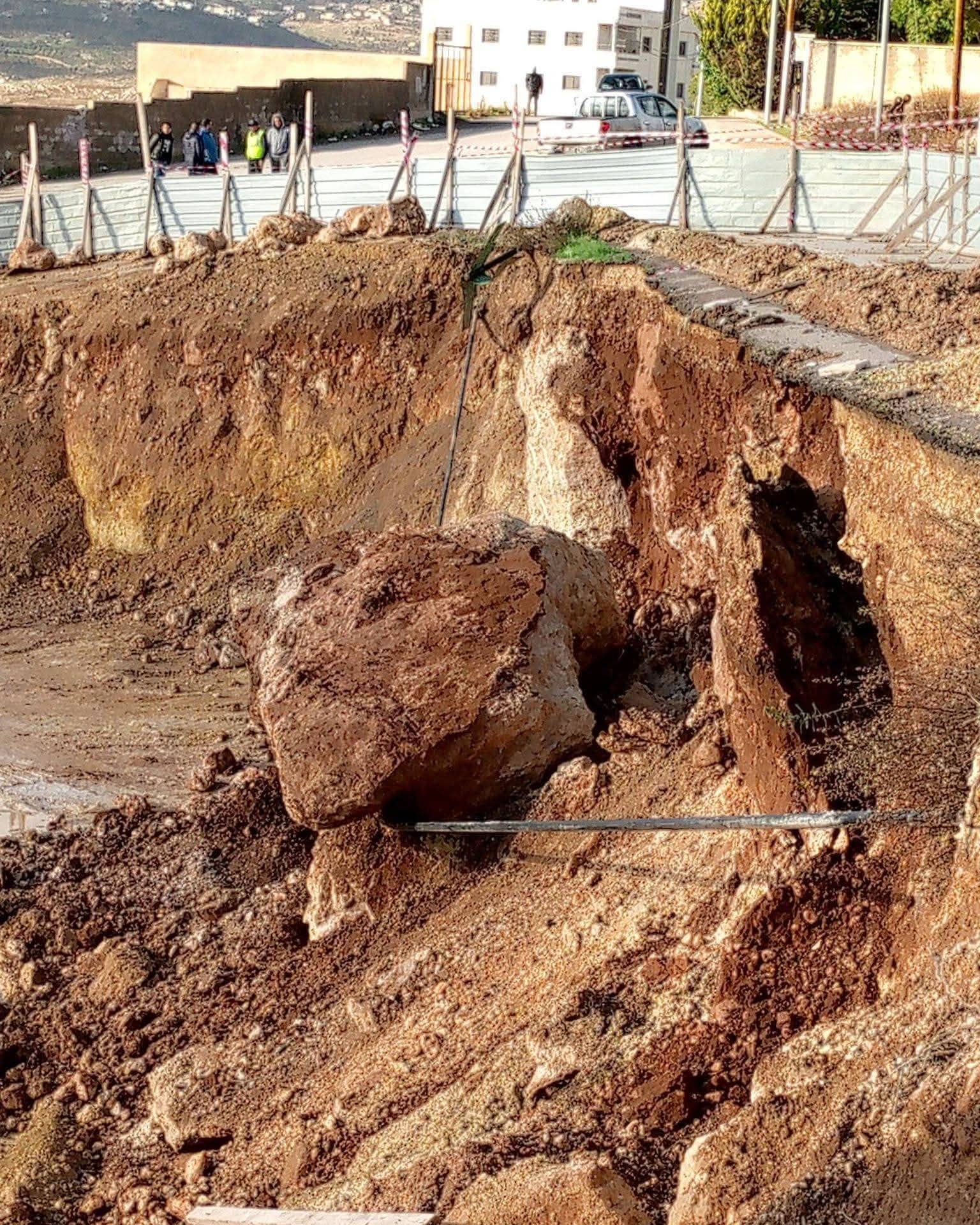 بلدية جرش تغلق طريقاً في "الجبل الأخضر" إثر انهيار