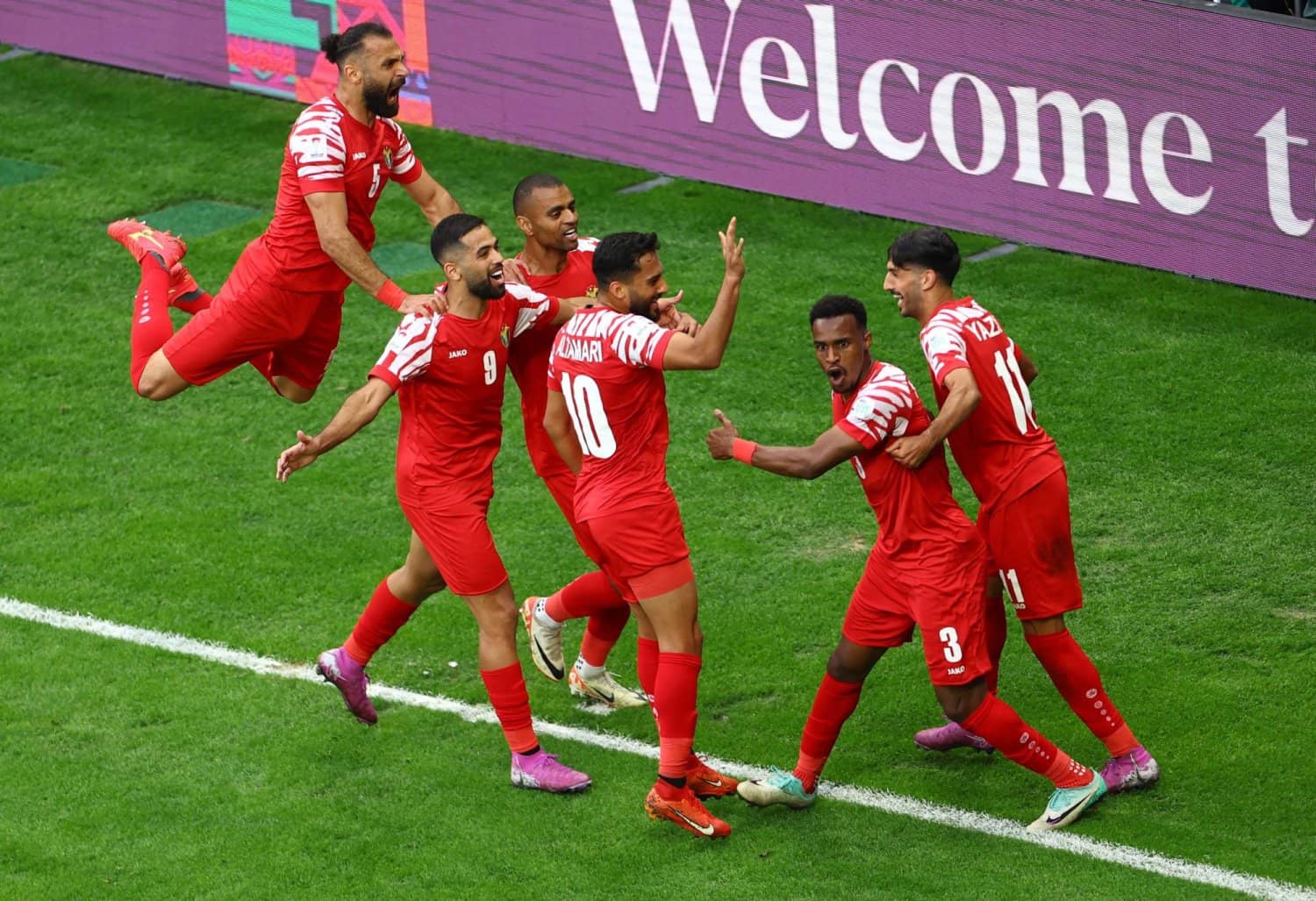 هل سيكون الزي الأحمر القميص الرسمي للمنتخب؟