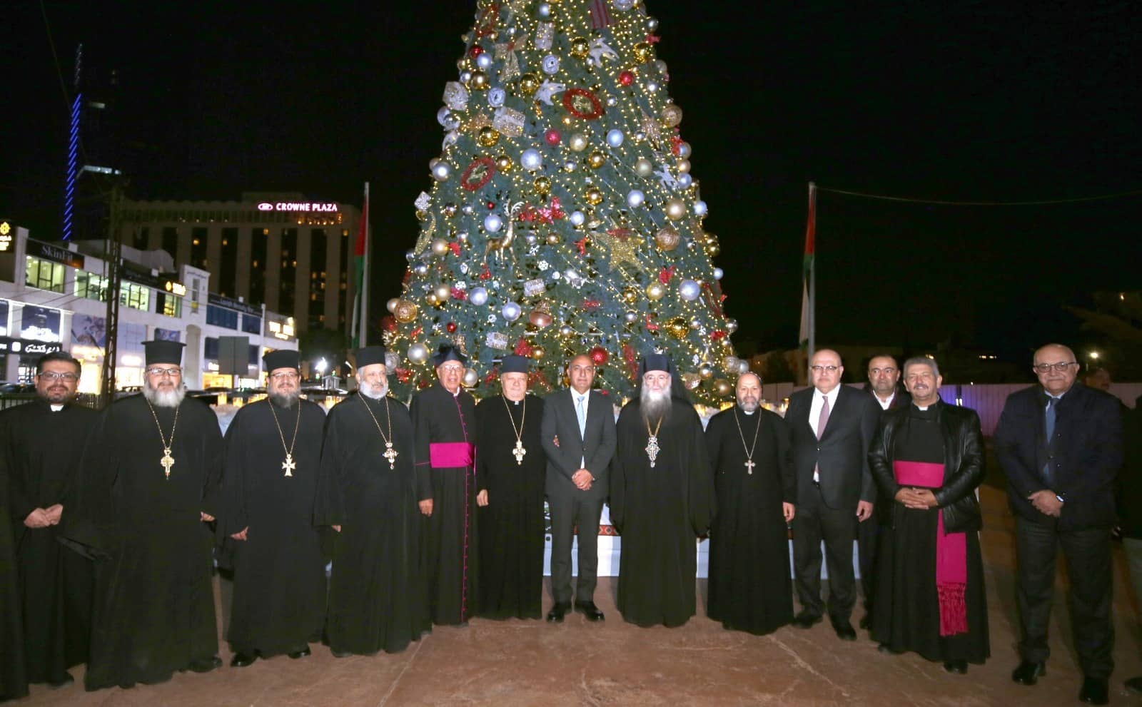 الشواربة يُضيء شجرة عيد الميلاد في الدوار السادس