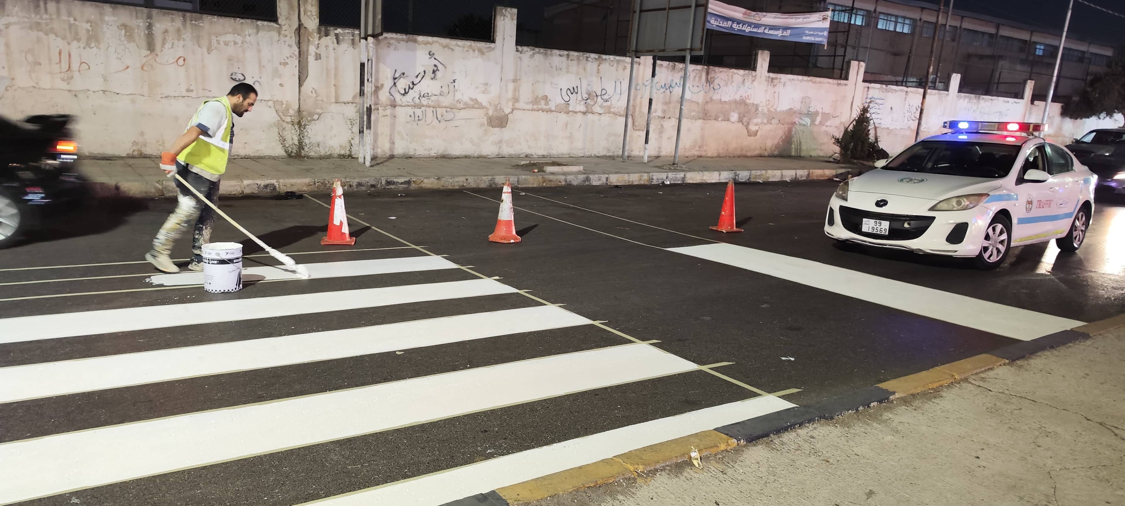 بلدية إربد تبدأ دهانا حراريا لممرّات المشاة في شارع شفيق أرشيدات