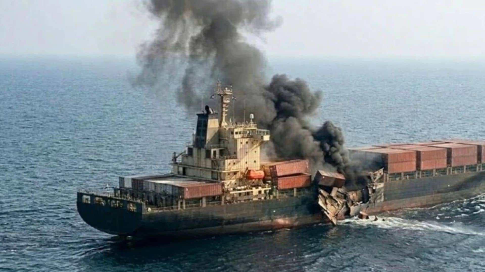 البحرية البريطانية: مقذوف يصيب سفينة حاويات قبالة جبل علي في الإمارات