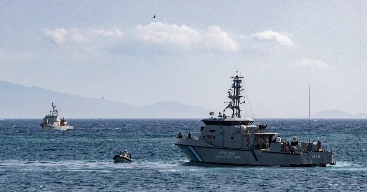 اصطدام قارب خفر السواحل اليوناني بقارب مهاجرين يؤدي لإصابة ثلاثة