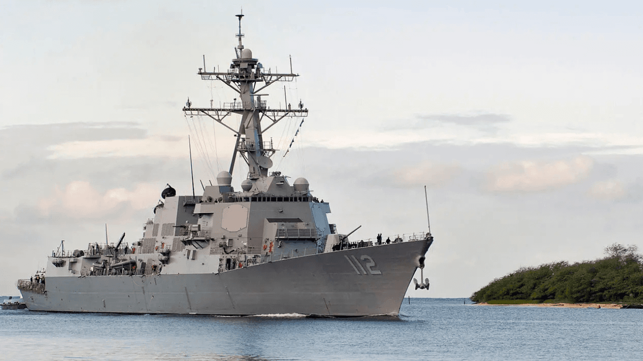 بالإحداثيات والسرعة.. رصد المسار الفعلي للمدمرة الأمريكية "مايكل ميرفي" أثناء عبورها مضيق هرمز