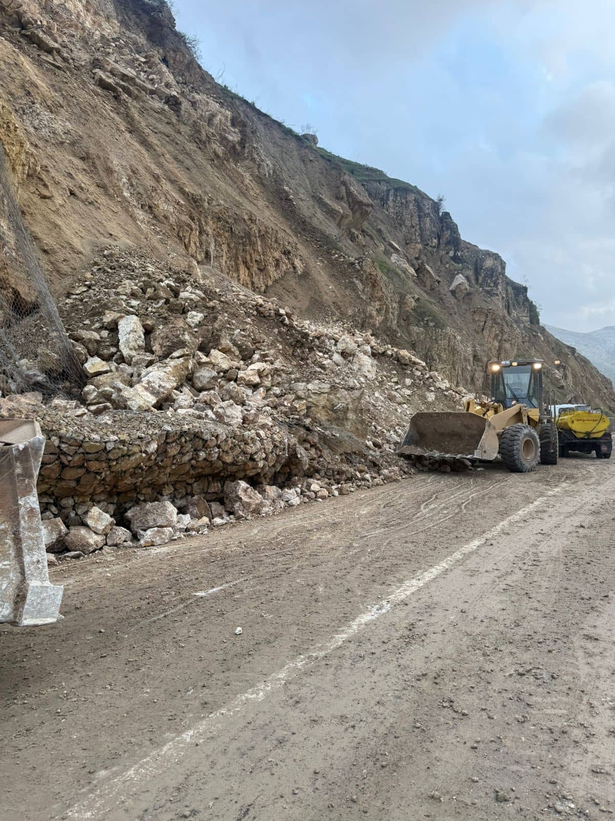 وزارة الأشغال: إعادة فتح طريق "العارضة" بعد انهيارات صخرية ناتجة عن الأمطار