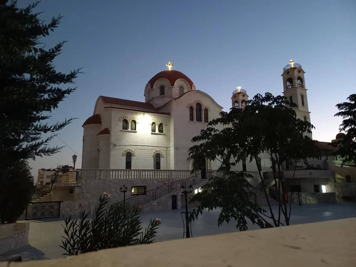 الأمن العام: وفيات وإصابات بهجوم مسلح على كنيسة في الكرك