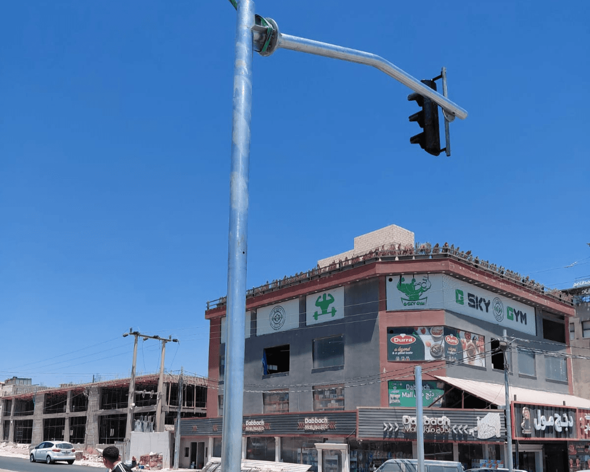 إشارة ضوئية ذكية في "مثلث البترول" بتقنيات حديثة لدعم المكفوفين