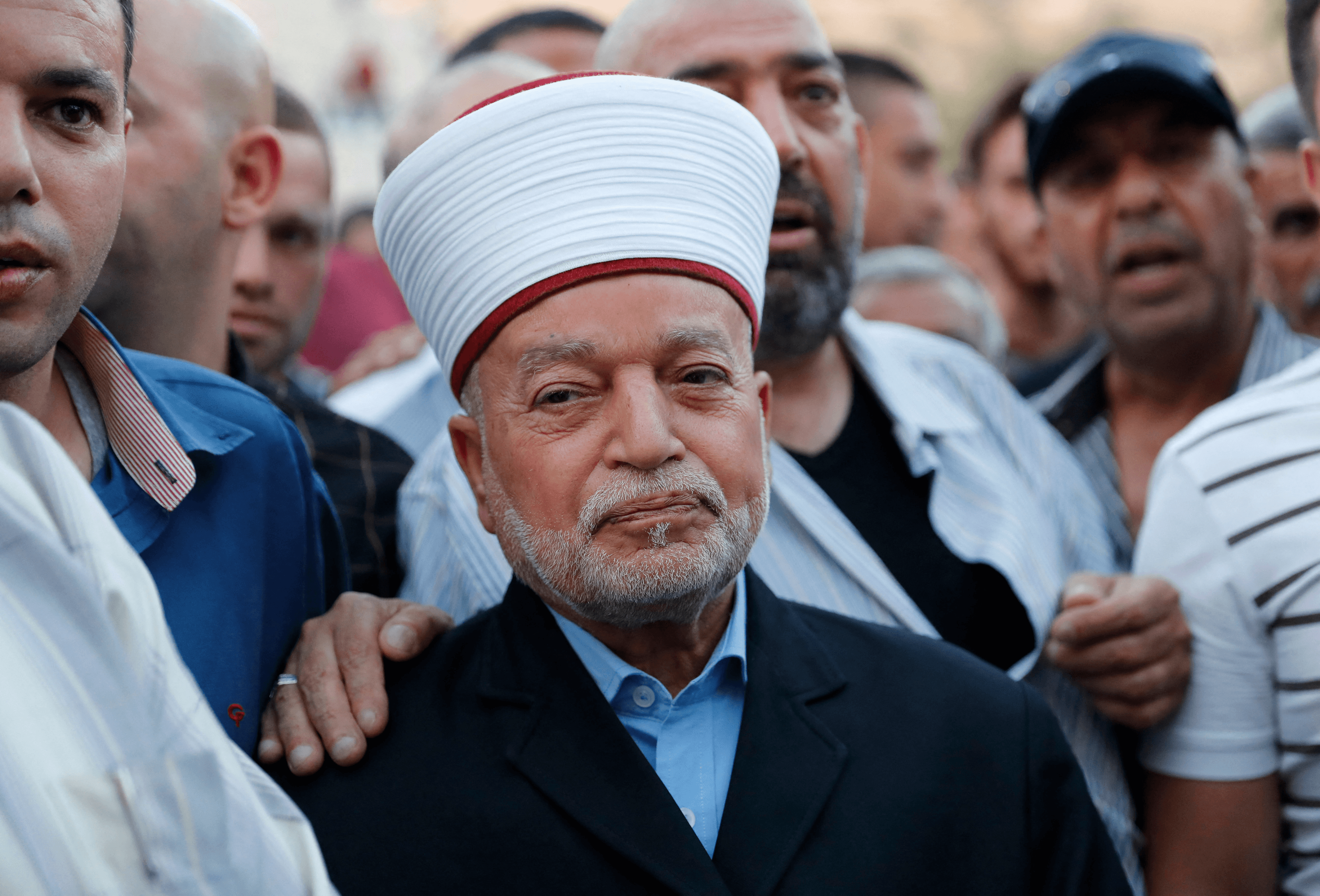 الاحتلال يسلم المفتي محمد حسين قرارا بالإبعاد عن الأقصى