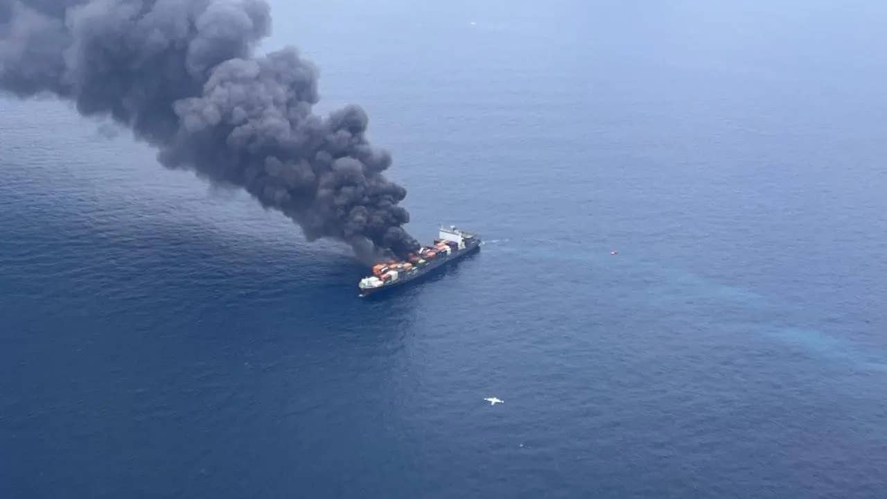 البحرية البريطانية: تعرض سفينة شحن لاستهداف بمقذوف مجهول في مضيق هرمز