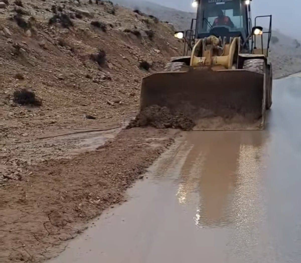 تكامل مؤسسي لمواجهة الشتاء.. أمانة عمان تعزز بلدية الطفيلة بالآليات والكوادر الفنية