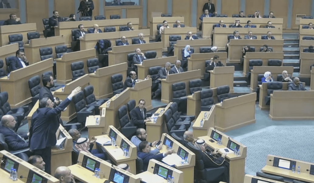 غضب وصراخ واعتراضات تحت قبة البرلمان