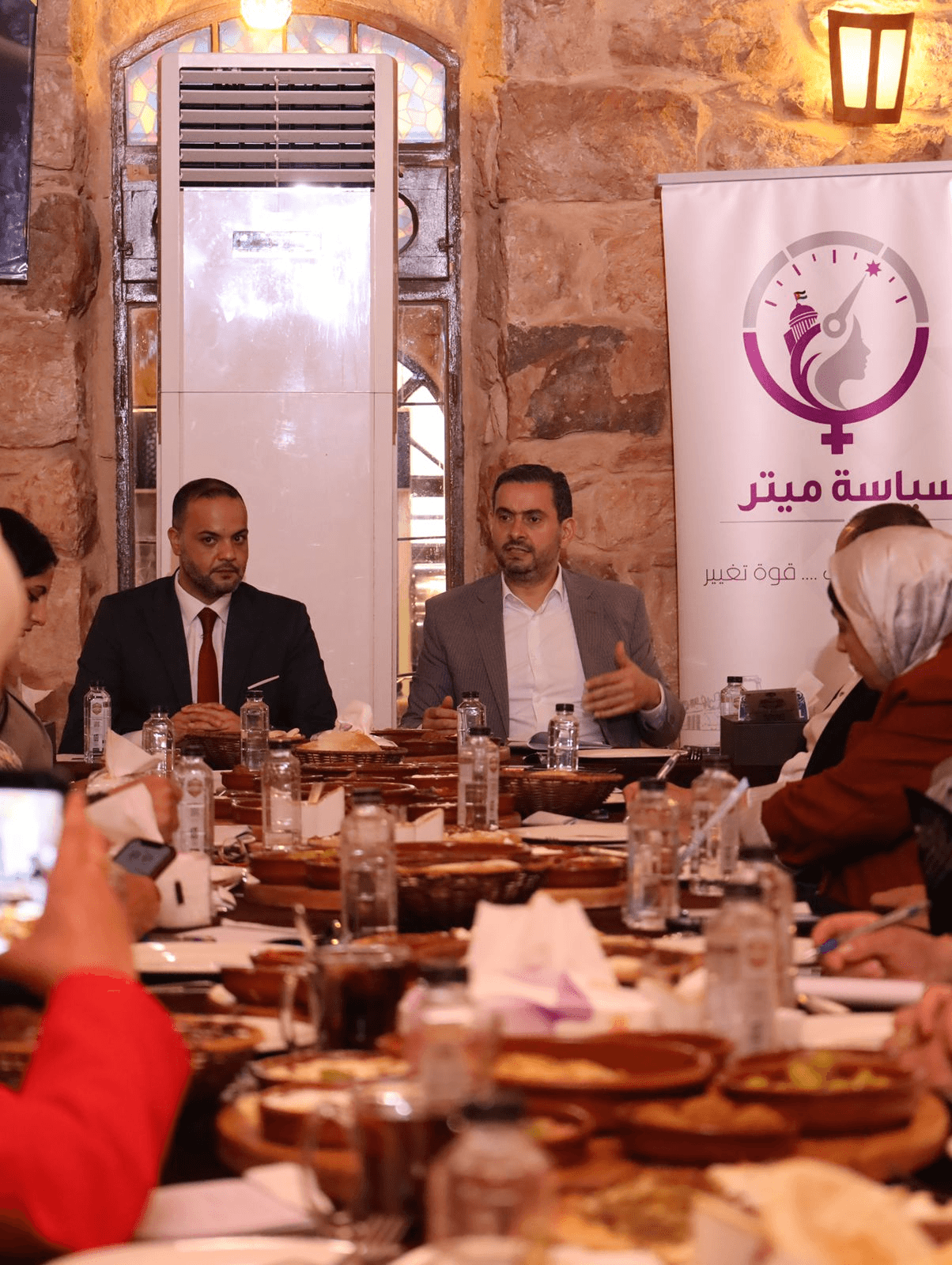 من الأزمات إلى سؤال المستقبل.. الحموري يناقش مع شابات مادبا أولويات الأردن السياسية والاقتصادية