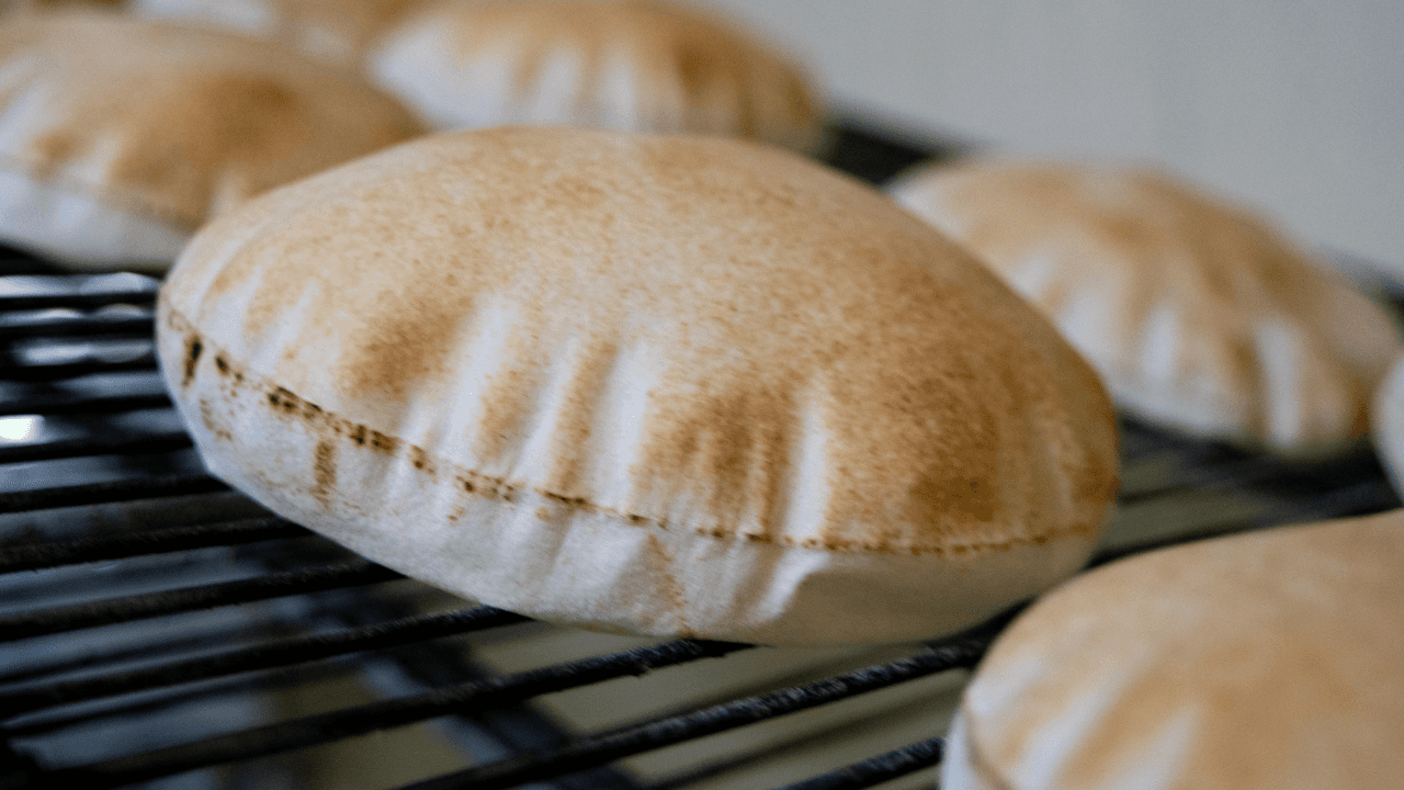 الحكومة تثبت أسعار الخبز حتى نهاية 2026