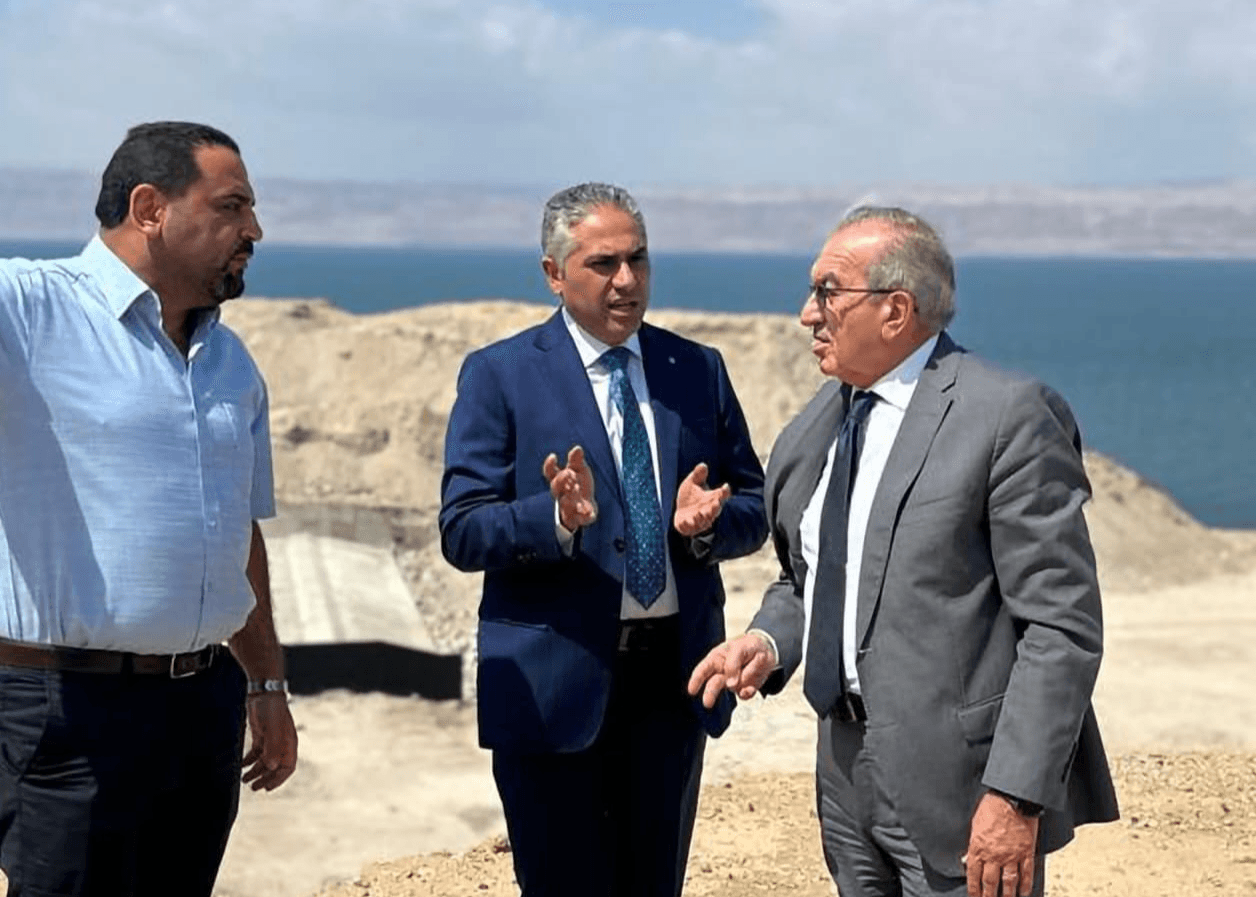 وزير الأشغال يوجه بإنشاء ساحة اصطفاف قرب المياه الساخنة بالبحر الميت