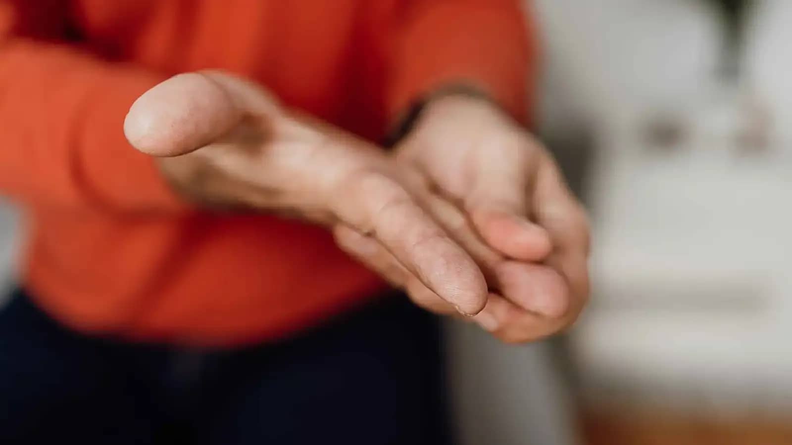 من السكري إلى فقر الدم.. ماذا تكشف برودة الأصابع؟