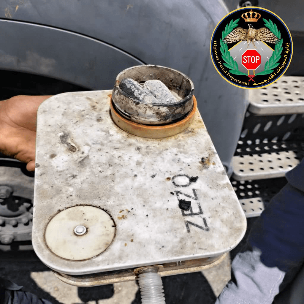 ضبط سائق مركبة يدخن "الأرجيلة" أثناء القيادة في محطة زميلة الأمنية