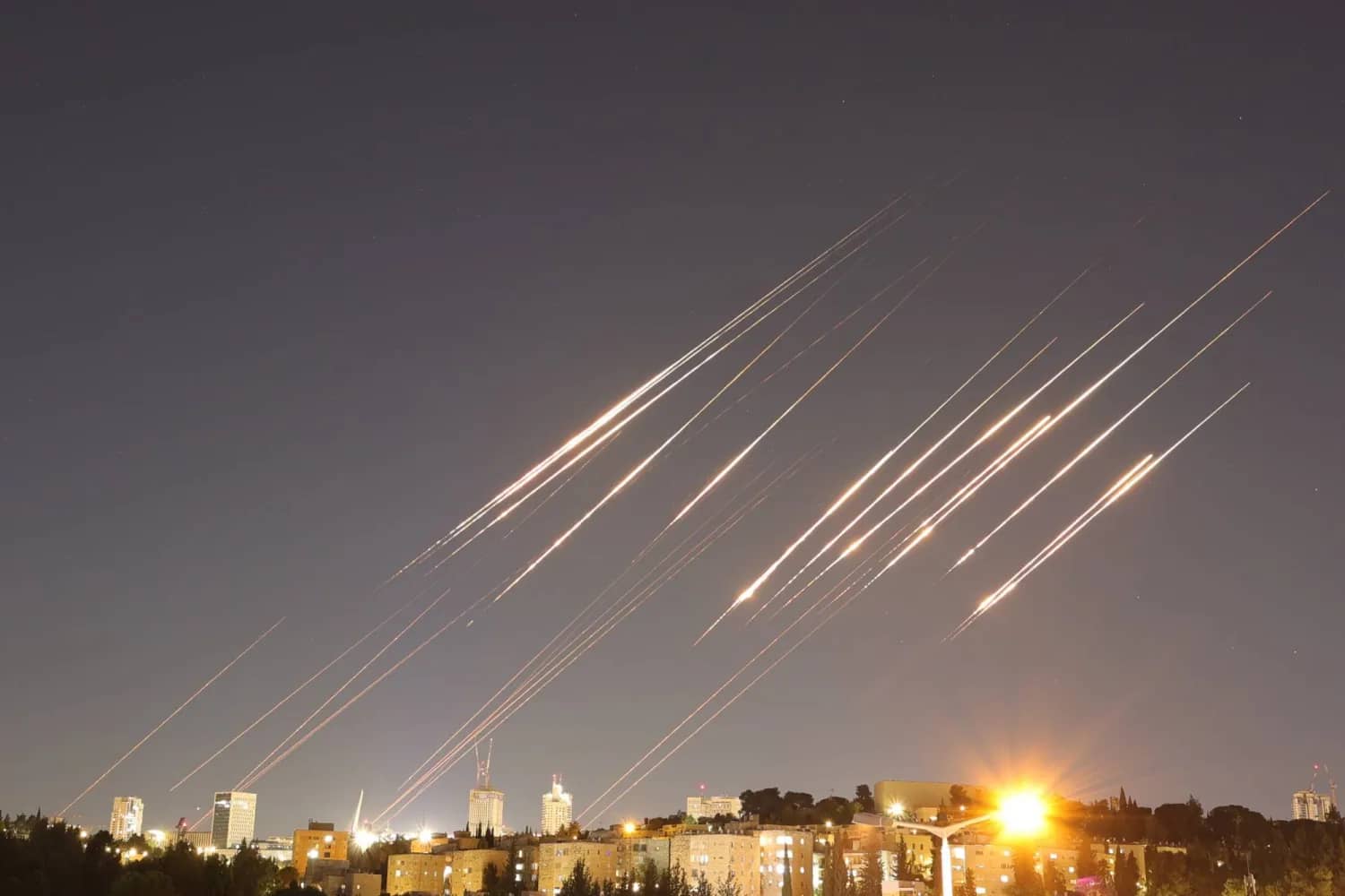 إعلام عبري: دوي انفجارات في القدس وشرق رام الله وتل أبيب الكبرى