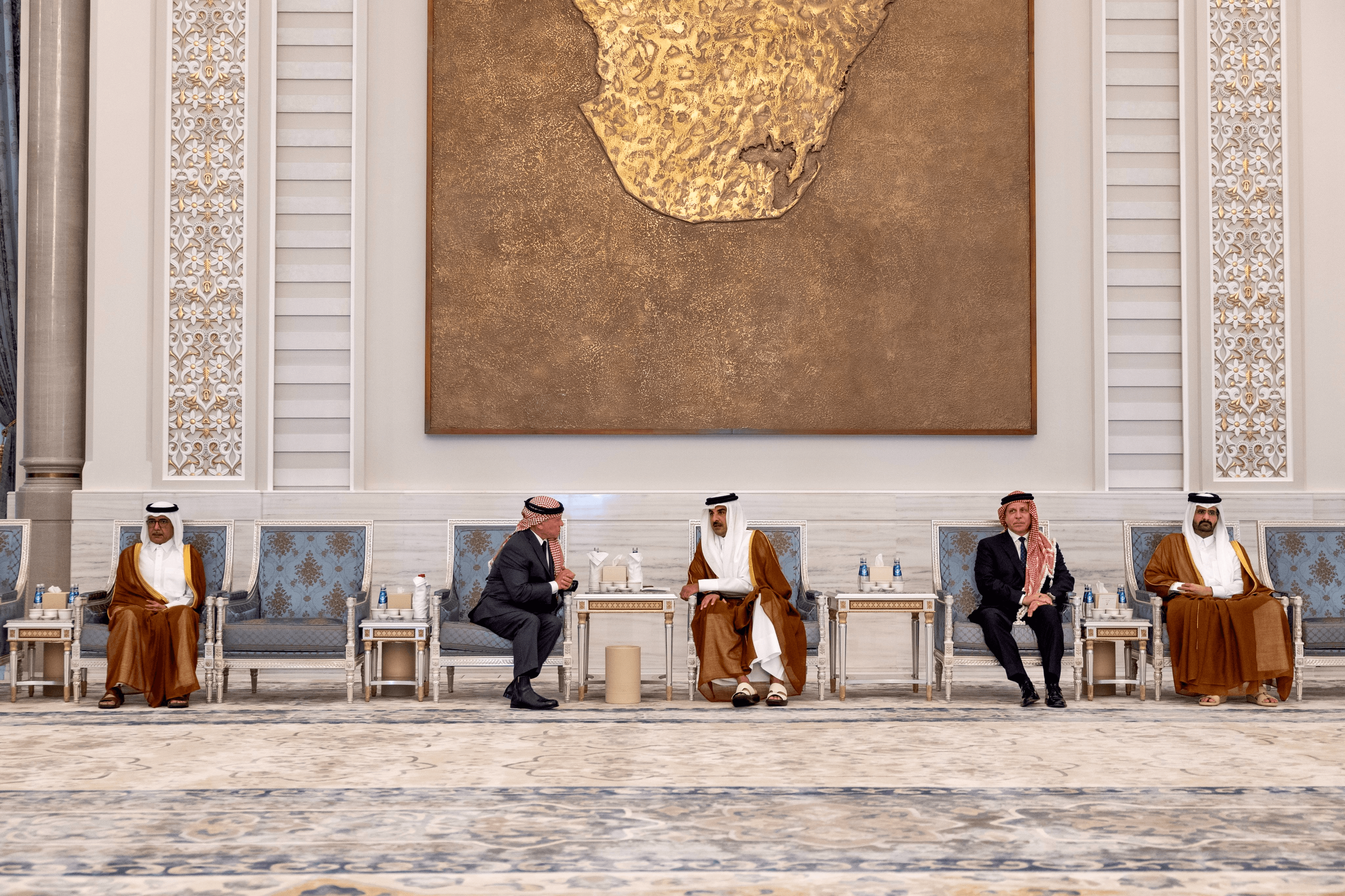الملك يعود إلى أرض الوطن بعد زيارة إلى دولة قطر