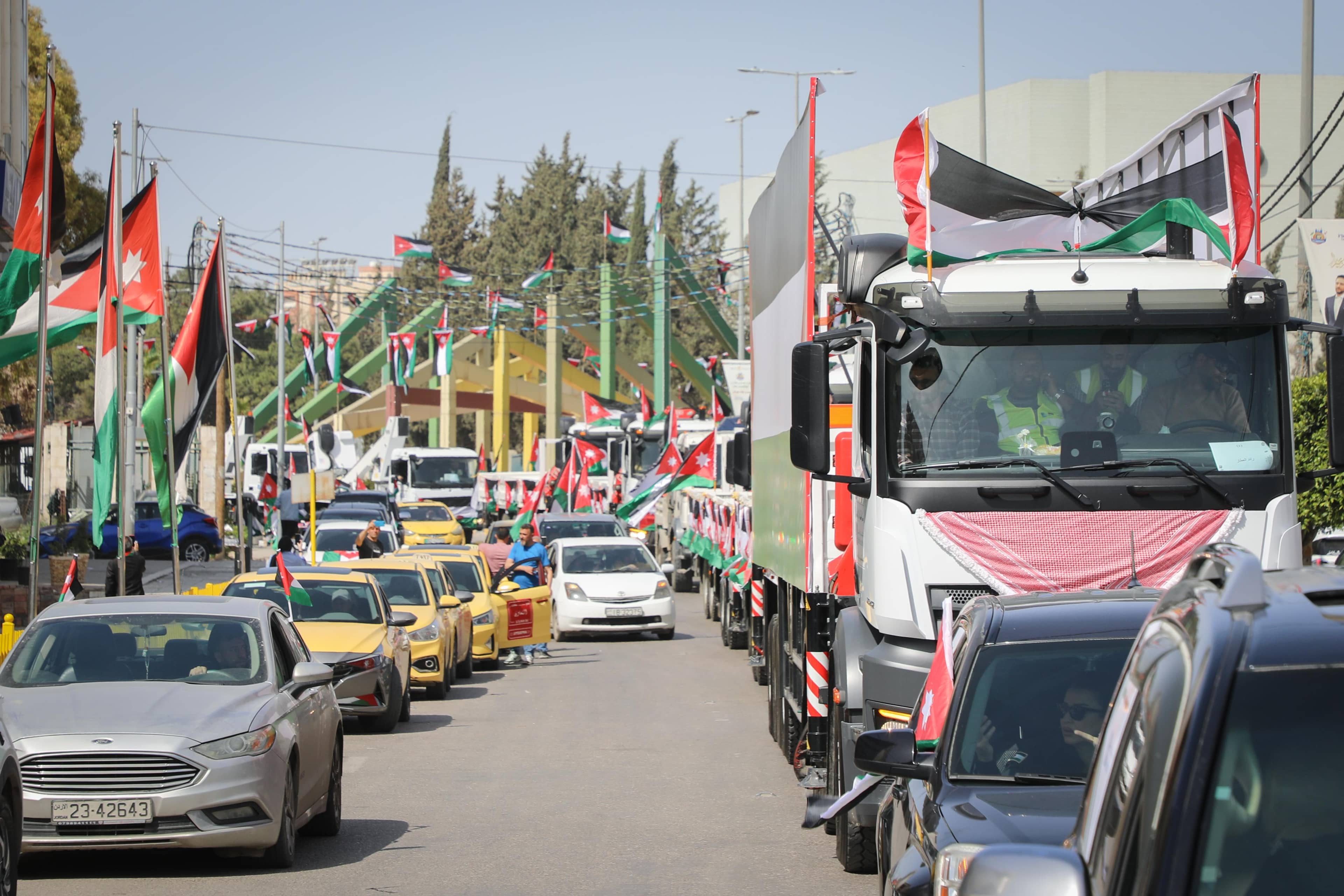 شركة كهرباء إربد تنظم موكبا احتفاليا بالسيارات احتفاءً بيوم العلم الأردني