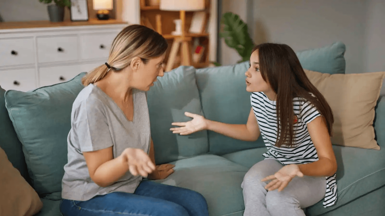4 أخطاء تربوية تزيد مشاكل المراهقين مع الوالدين