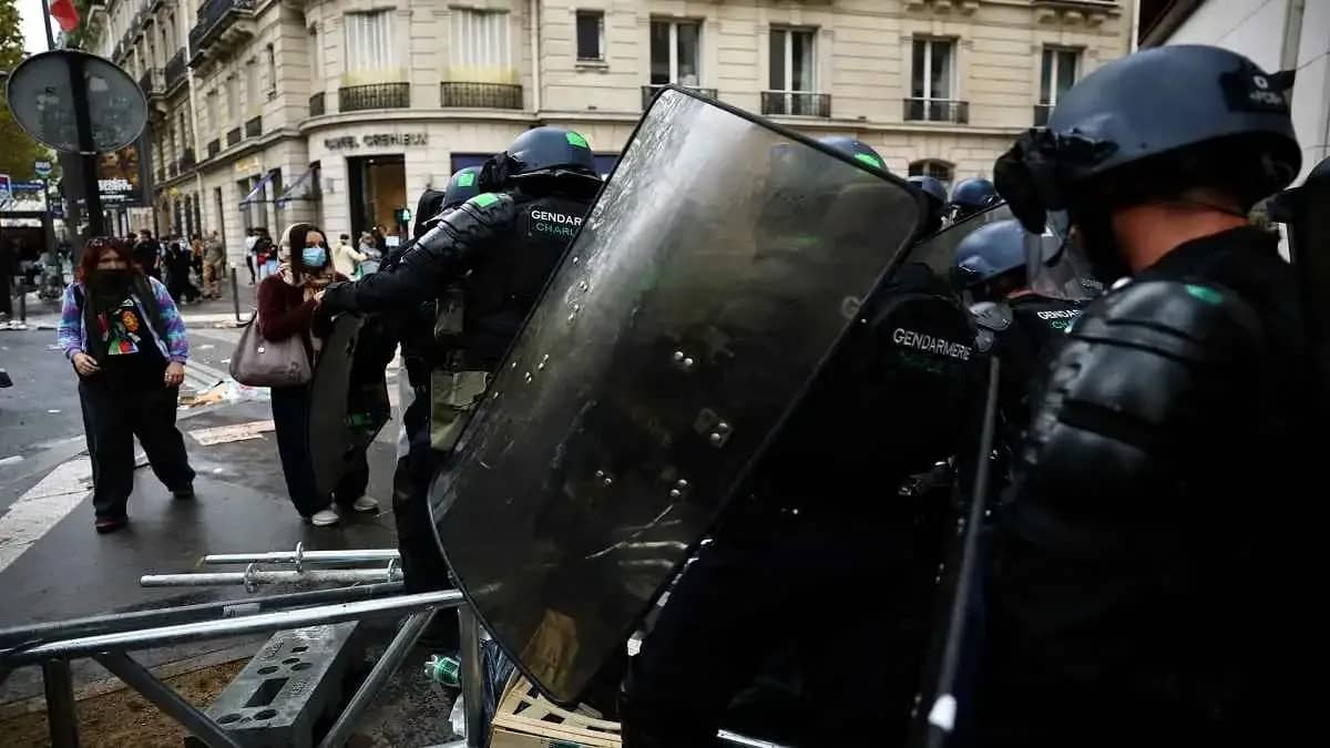 باريس تستدعي السفير الإيراني على خلفية احتجاجات طلاب المدارس