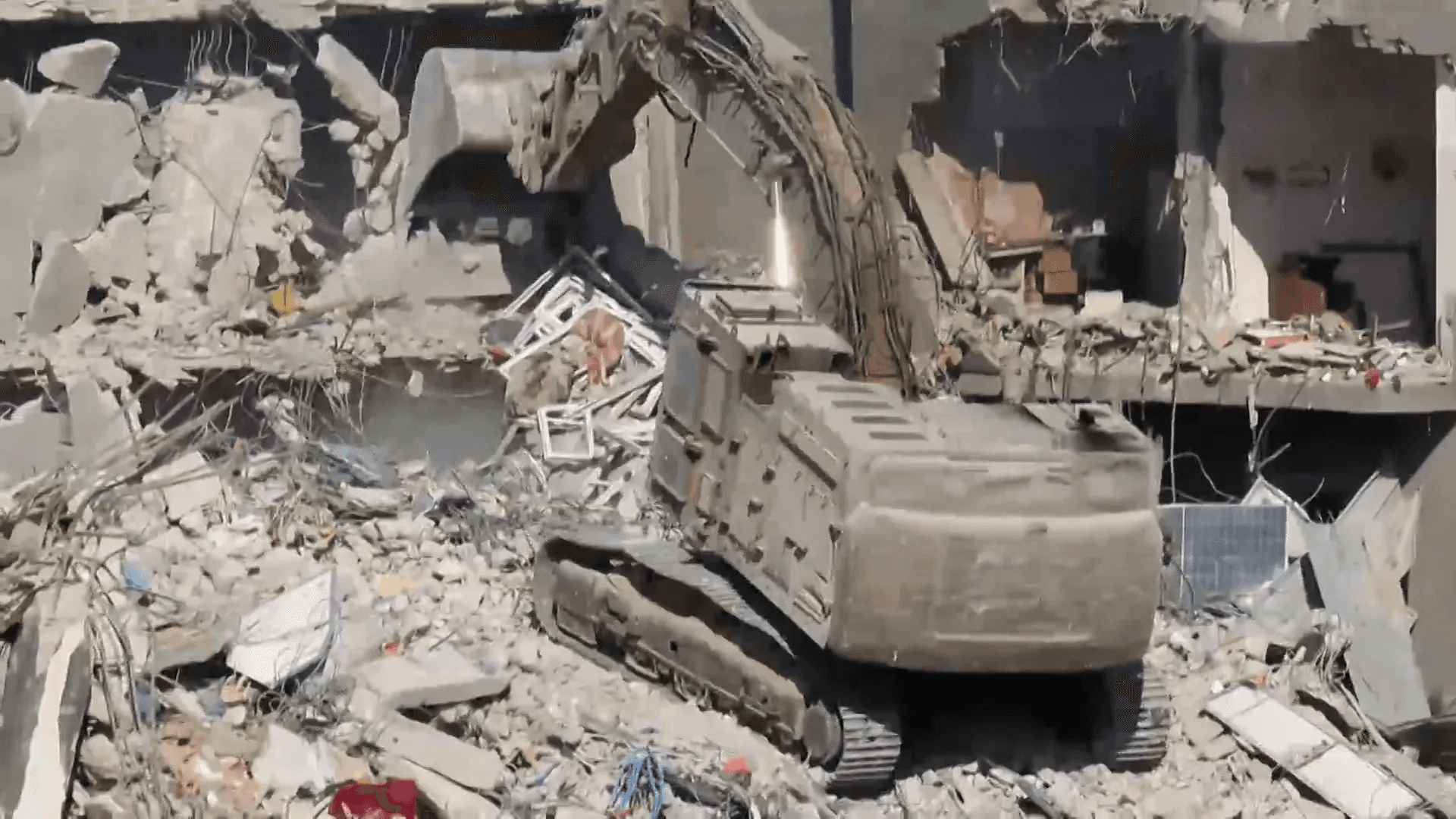 مقتل سائق جرافة إسرائيلي إثر انهيار مئذنة مسجد خلال عمليات هدم في غزة - صورة