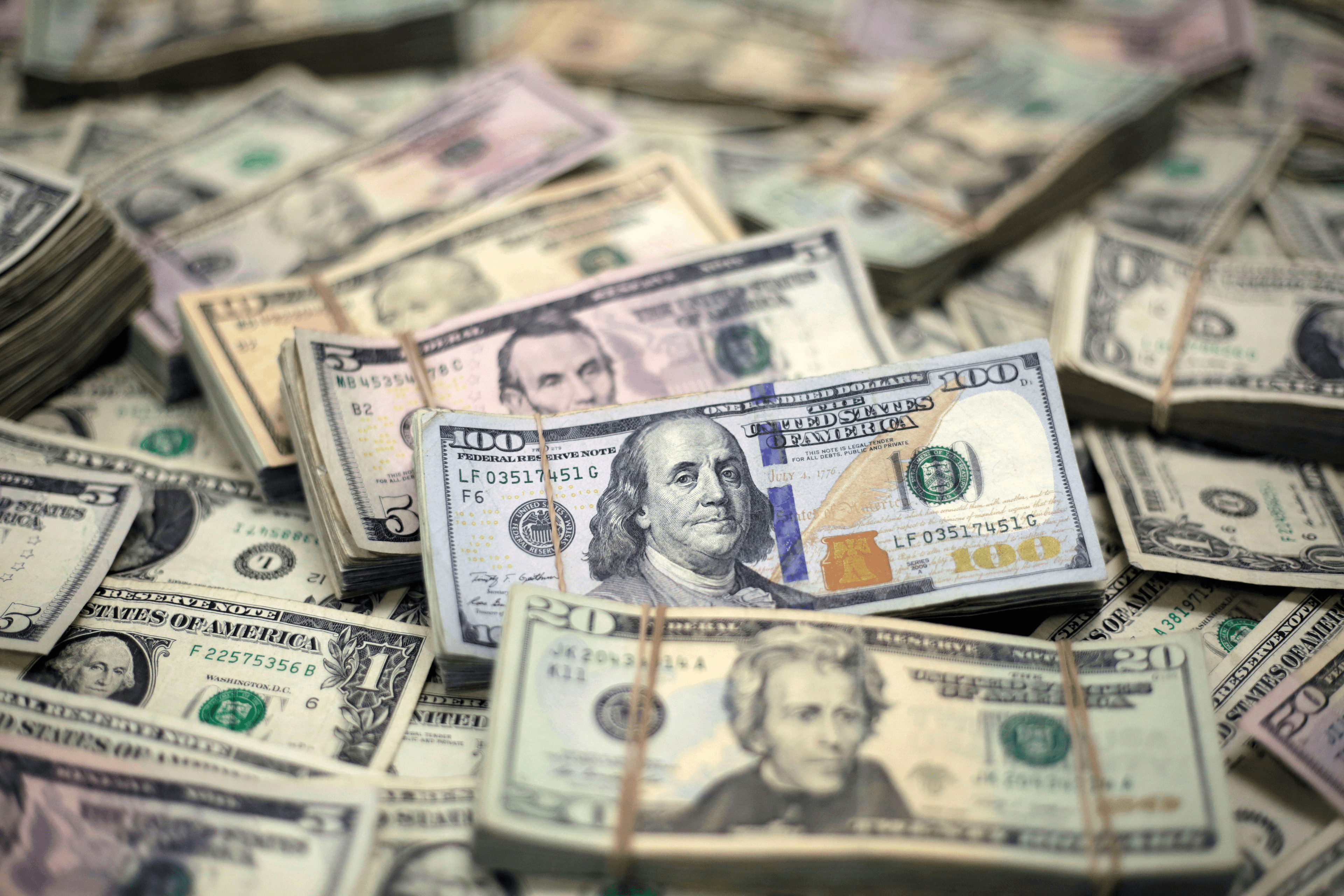 الدولار يتراجع للأسبوع الثاني..  لماذا خسر الأخضر بريقه؟