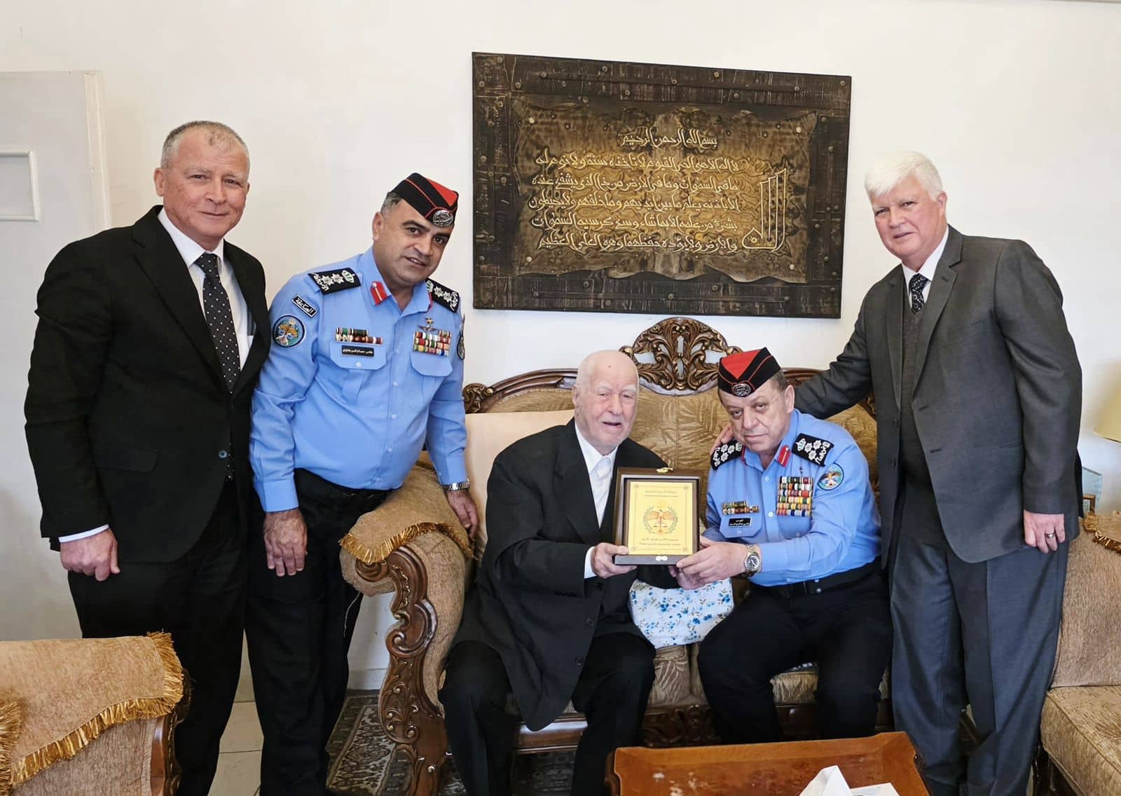 في يوم الوفاء للمتقاعدين "الأمن العام" تكرّم الرائد المتقاعد سعد الدين هاكوز 98 عاماً