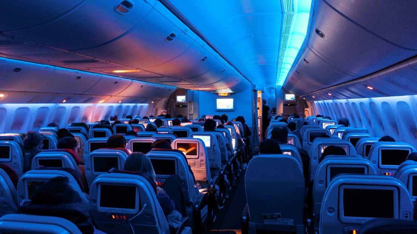 هل لاحظت رائحة "غريبة" على الطائرة؟.. السبب قد يفاجئك