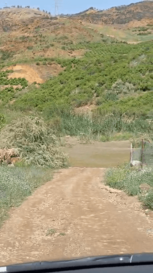 المياه تغمر جسر سيل الزرقاء الذي يربط قرية خشيبة التحتا بمحافظة جرش مع قرية الصبيحي بمحافظة البلقاء