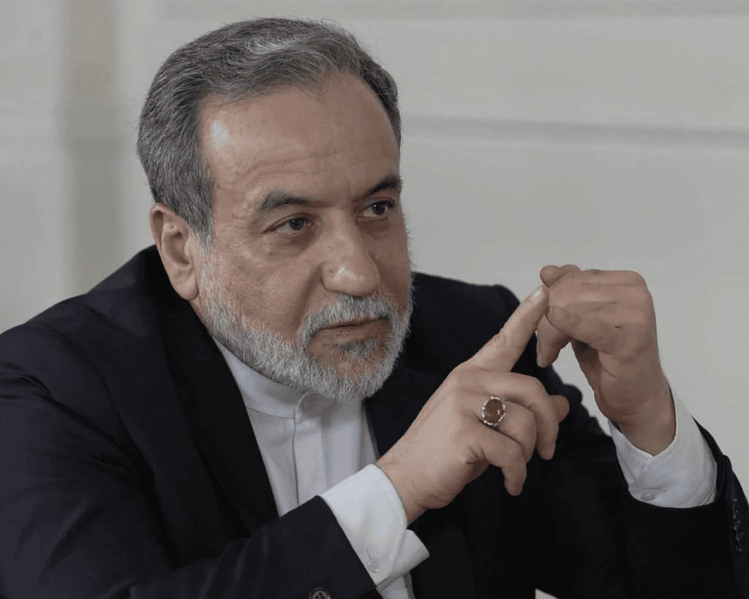 عراقجي يكشف التفاصيل.. اتفاق نووي على مرحلتين بين طهران وواشنطن