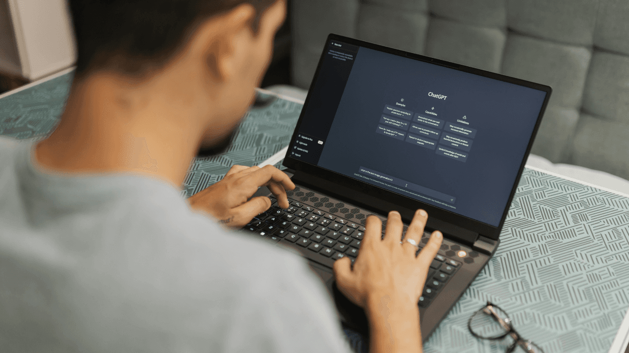 خبير سيبراني: روبوتات الدردشة "بيئات عامة" وبضاعة للمعلنين.. كيف تحمي نفسك؟