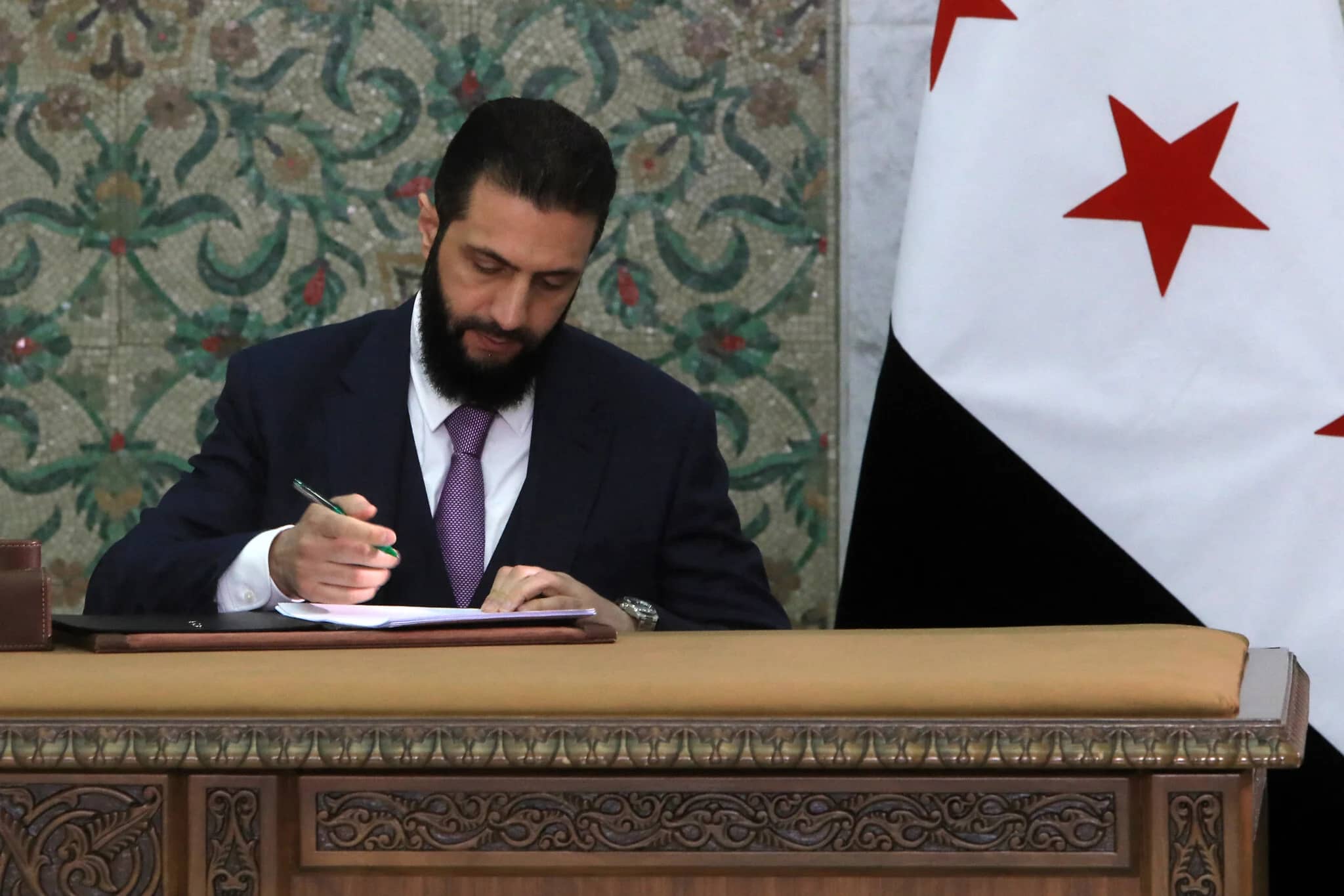 الشرع يصدر مرسوماً يُقرُّ الحقوق الثقافية للكرد ويعتبرُ "النوروز" عيداً وطنياً
