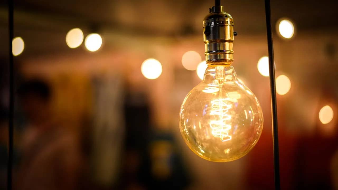 فصل مبرمج للكهرباء عن مناطق في الأردن الخميس
