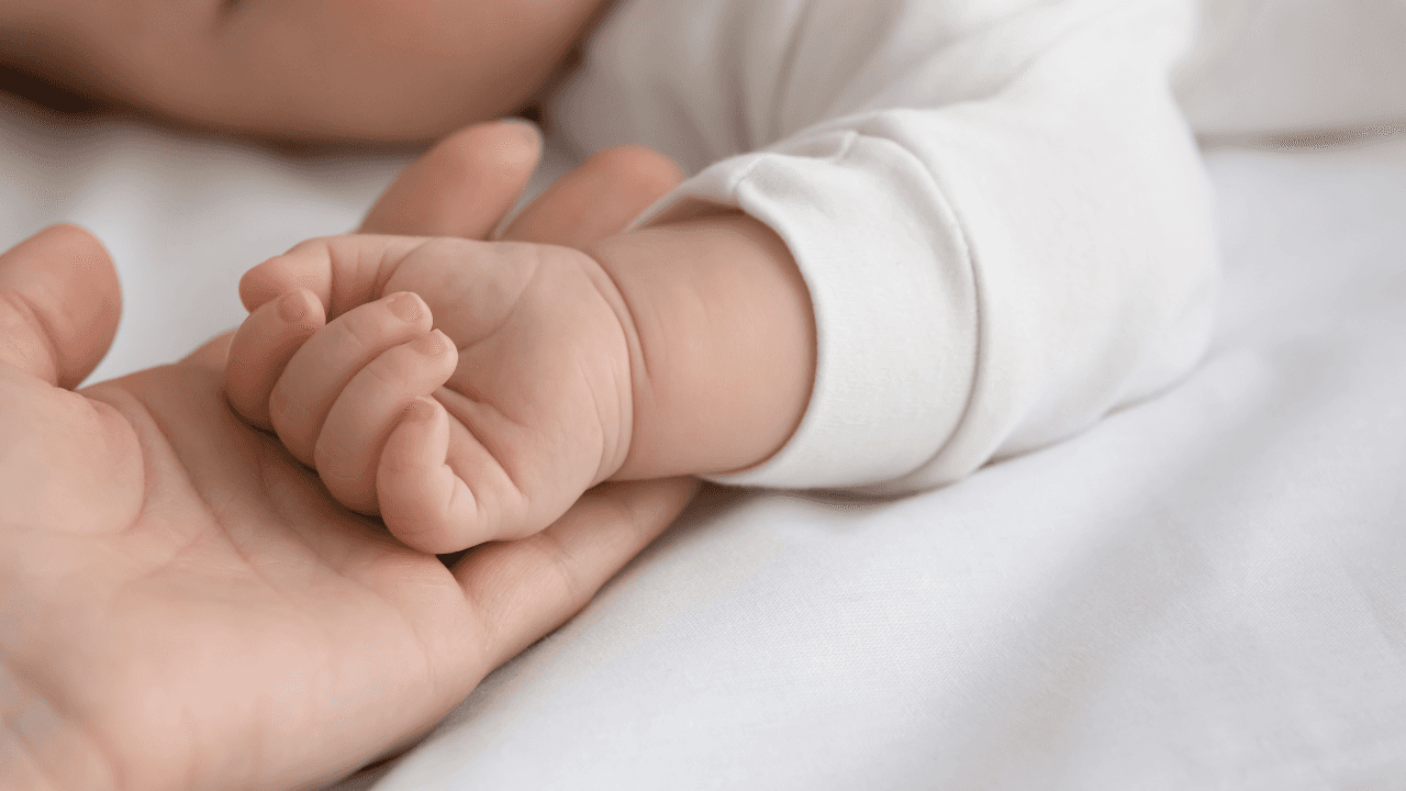 علي خلف وزوجته يهنئان علاء خلف بالمولود الجديد