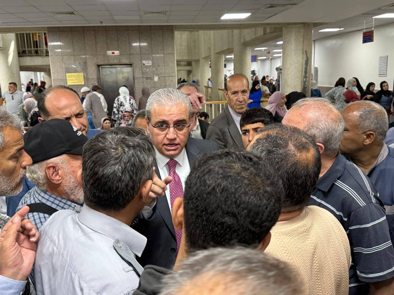 وزير الصحة يتخذ إجراءات لتخفيف الضغط في مستشفى حمزة