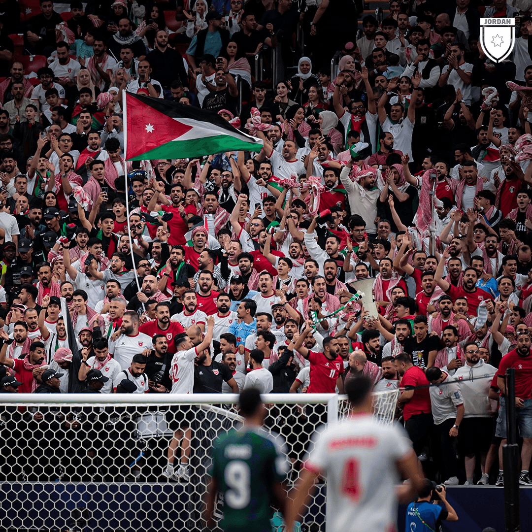 الجالية الأردنية توزع الشماغ وملابس المنتخب لمؤازرة النشامى