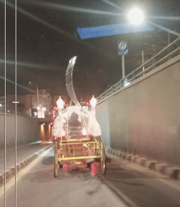 سيارة تجر عربة غريبة في شوارع عمّان