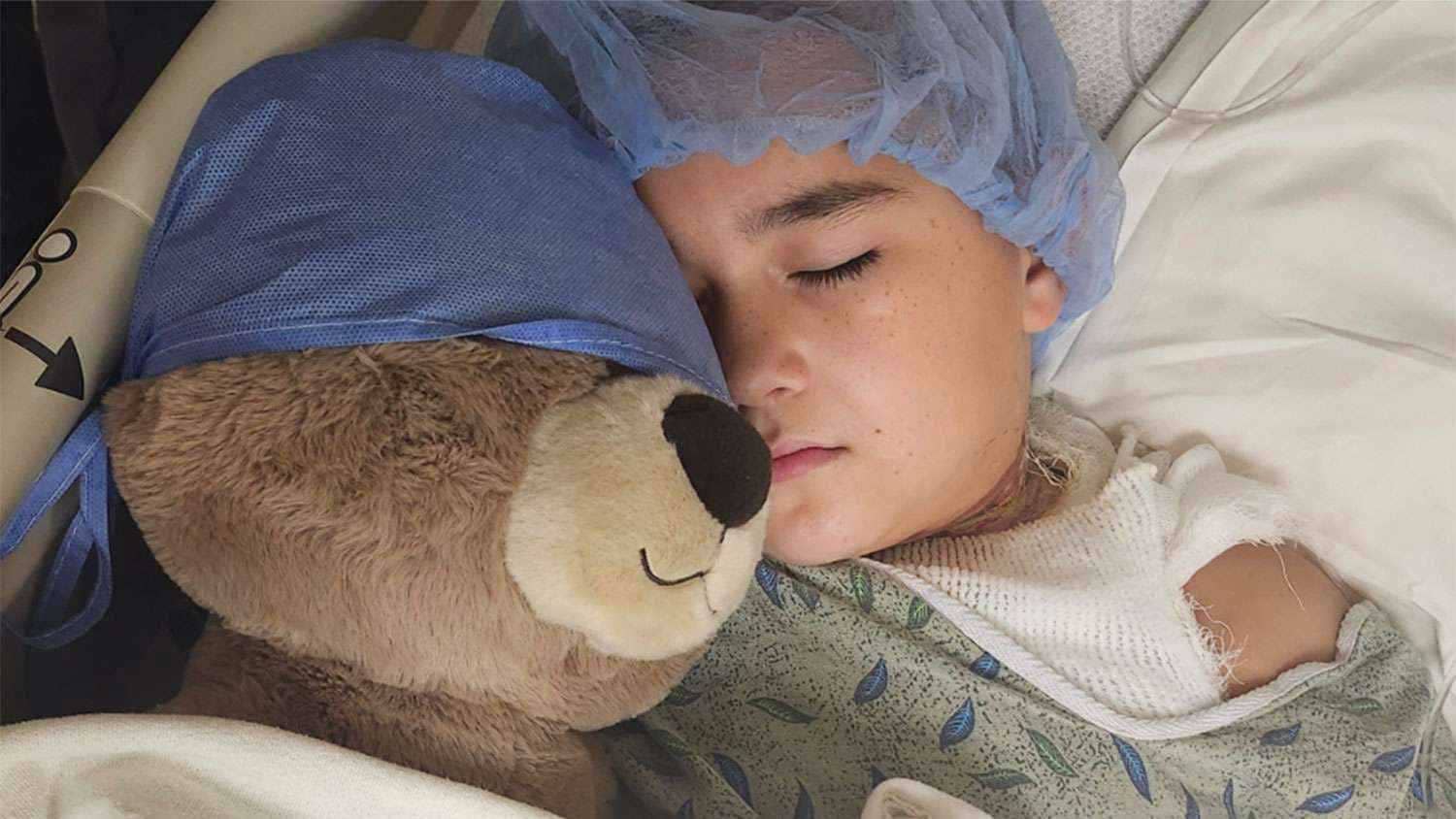 بسبب شاحن الهاتف.. نجاة طفل من صعقة كهربائية قاتلة أثناء نومه