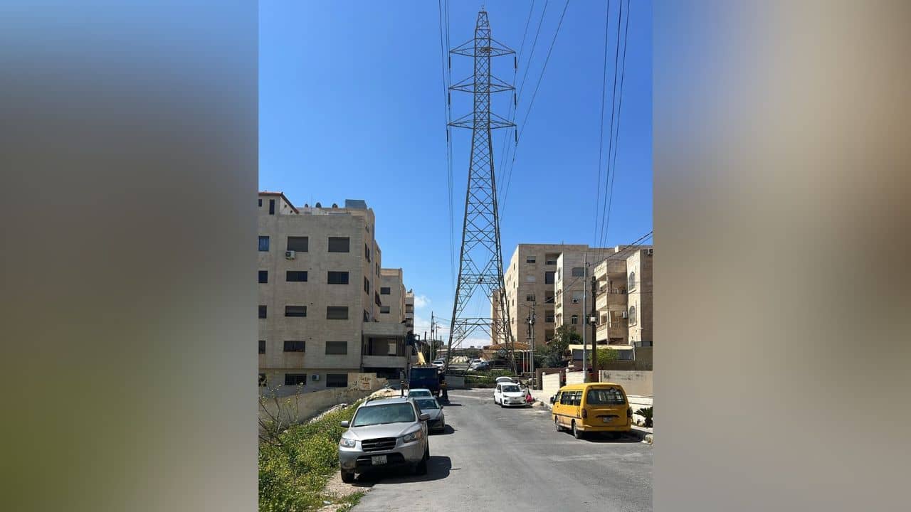 برج "موت" يتوسط منازل طبربور.. والسكان يناشدون لإنهاء معاناتهم - فيديو