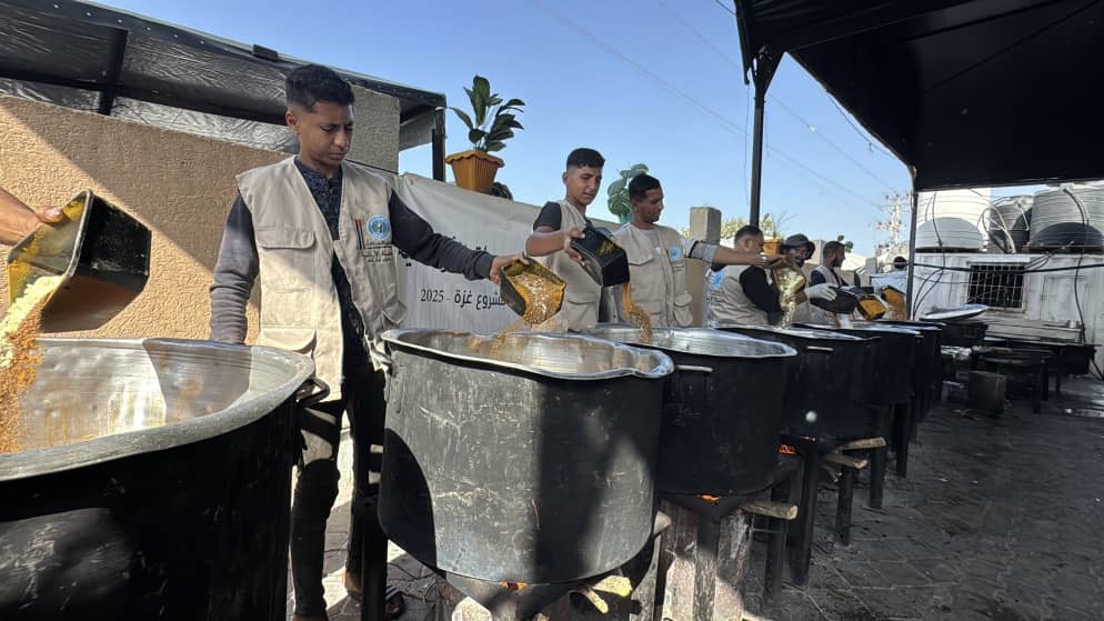 الحملة الأردنية الإغاثية توزع وجبات أرز ولحم على النازحين جنوب قطاع غزة