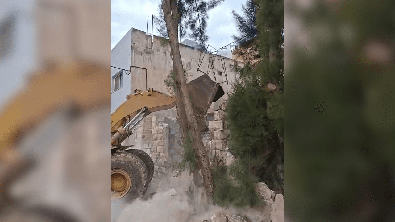 بلدية إربد تزيل بناء مهجورا آيلا للسقوط حفاظا على السلامة العامة