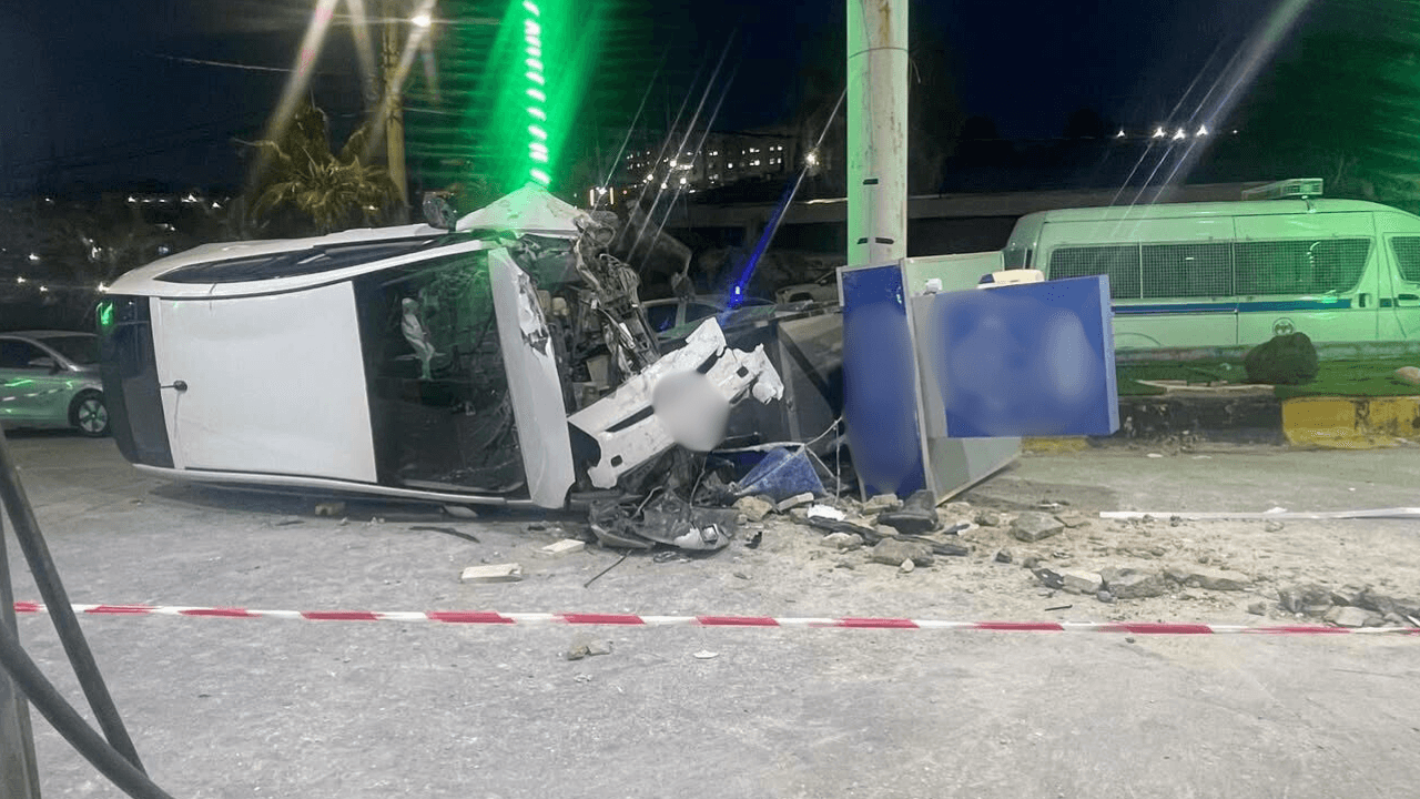 تدهور مركبة واقتحامها لـ "صراف آلي" داخل محطة محروقات في إربد