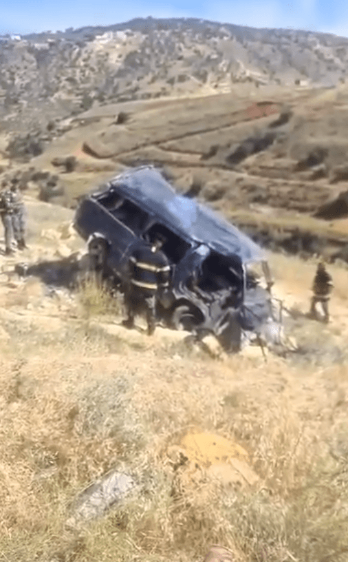 تدهور مركبة على طريق وادي شعيب