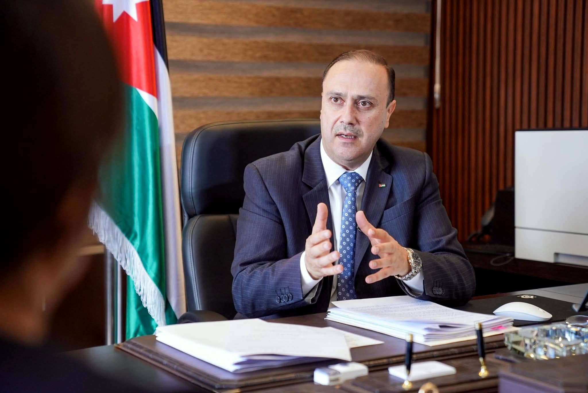 وزير الاتصال الحكومي يطمئن على صحة الصحفي فيصل التميمي بعد تعرضه "لاعتداء غادر" بالزرقاء